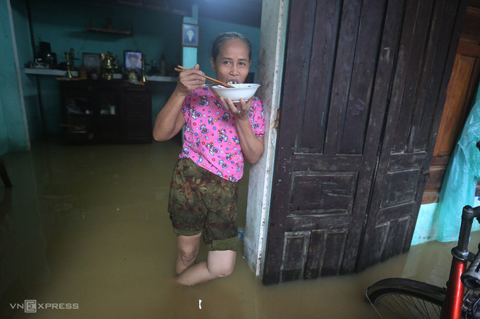 Người dân ăn cơm đứng trong vùng lũ Quảng Nam ảnh 1