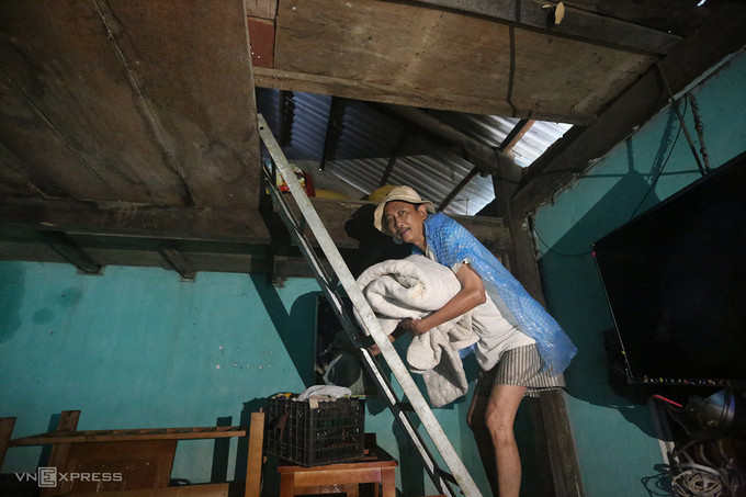 Người dân ăn cơm đứng trong vùng lũ Quảng Nam ảnh 2