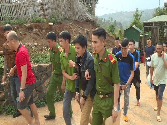 Tội phạm ma túy ôm 6 khẩu súng cố thủ trong nhà ảnh 1