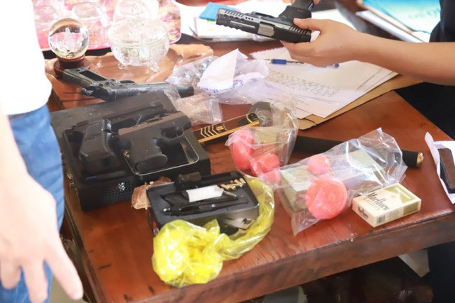 Tội phạm ma túy ôm 6 khẩu súng cố thủ trong nhà ảnh 2