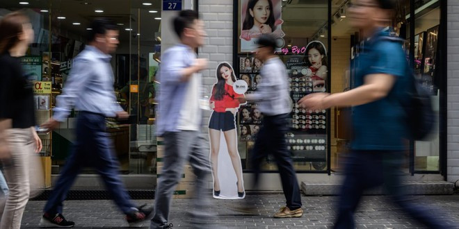 Giới trẻ Hàn Quốc sẵn sàng nhịn ăn, dành tiền mua đồ hiệu ảnh 1