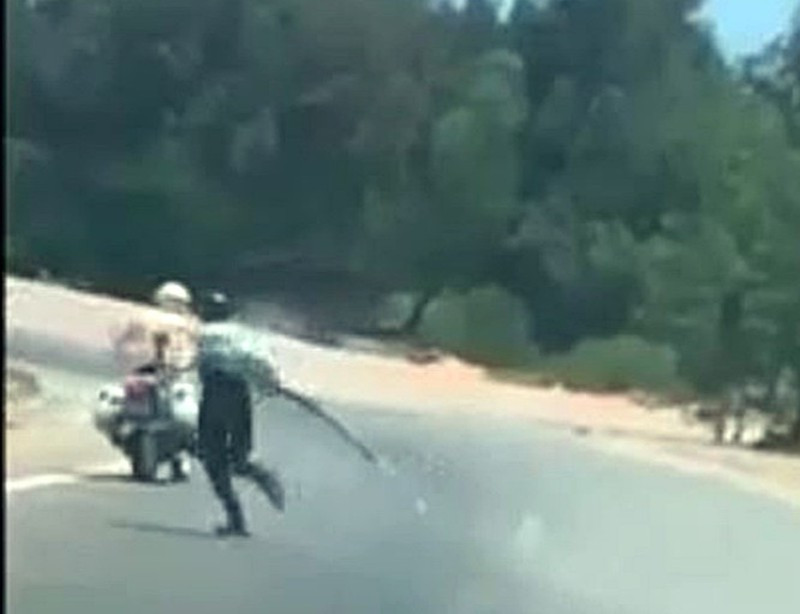 Người đàn ông cầm đại đao tháo chạy khi bị CSGT chặn bắt ảnh 1