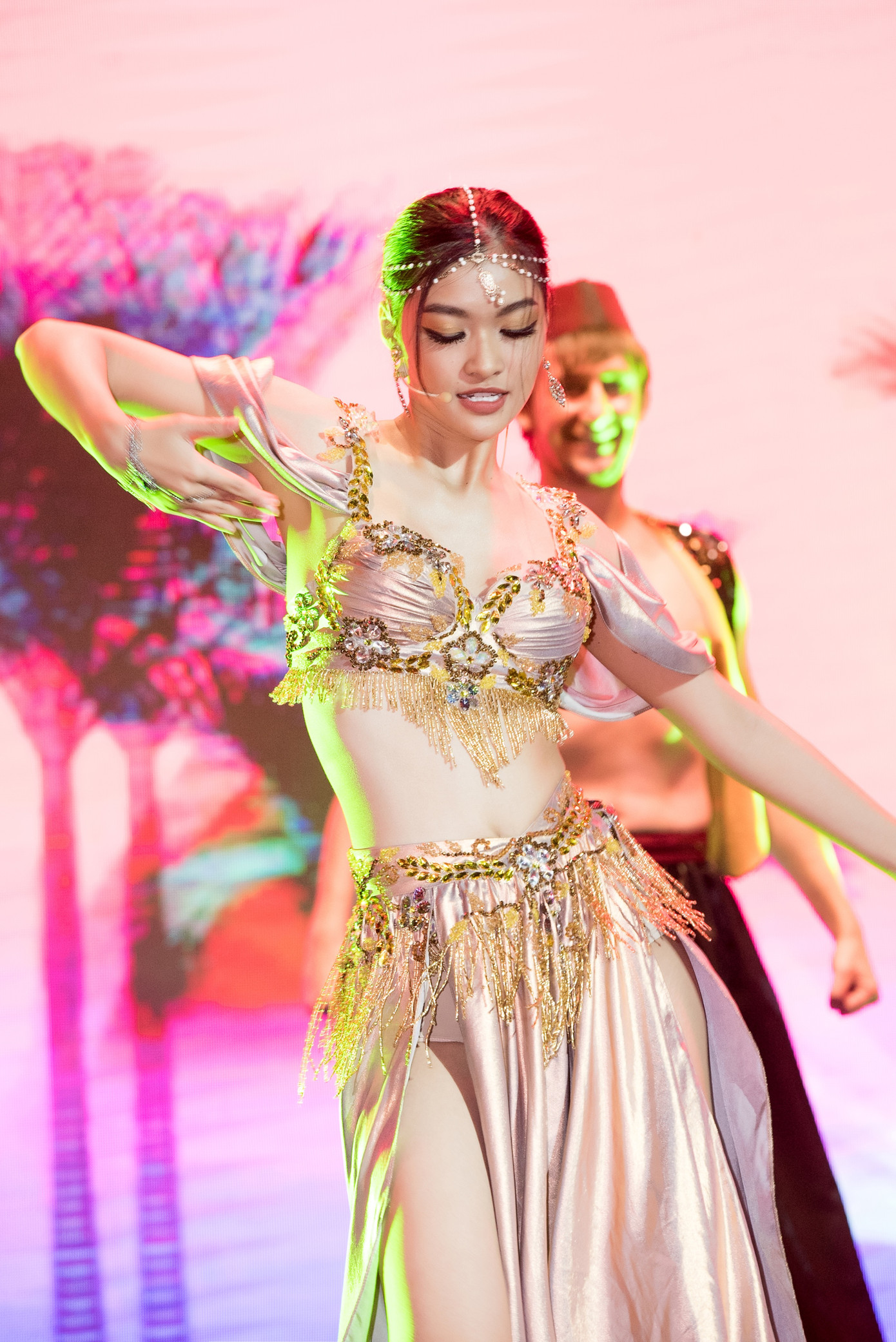 Á hậu Kiều Loan khoe eo thon, múa bụng đầy uyển chuyển tại Dubai ảnh 2