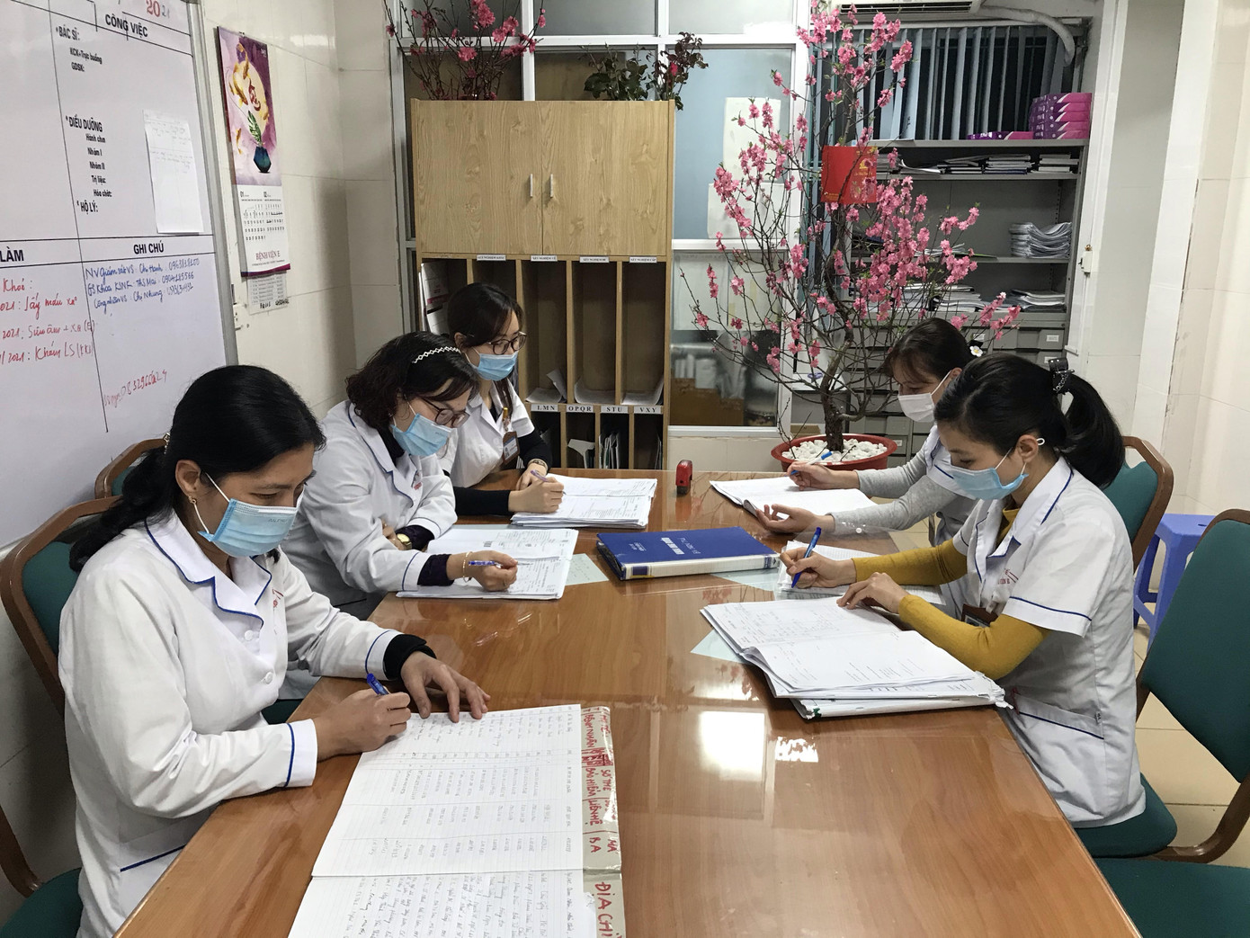 Đêm giao thừa đặc biệt ở bệnh viện E ảnh 9