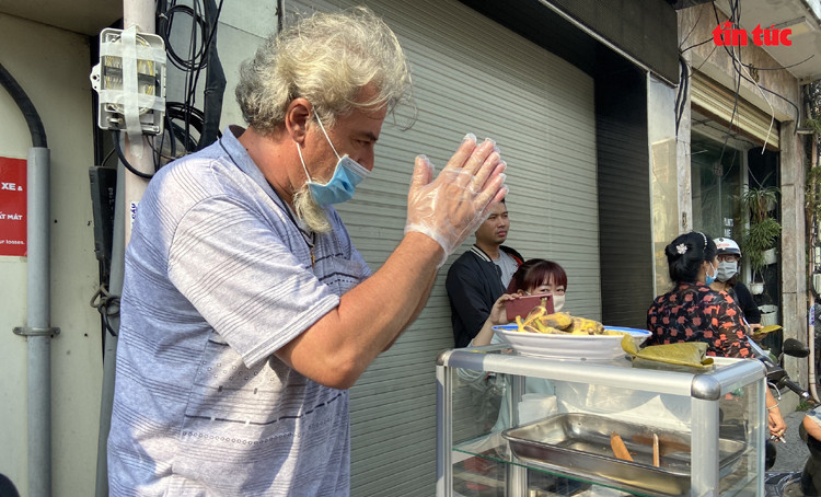 Vì dịch COVID-19, 'ông Tây' bán chuối chiên mưu sinh ở vỉa hè TPHCM ảnh 6