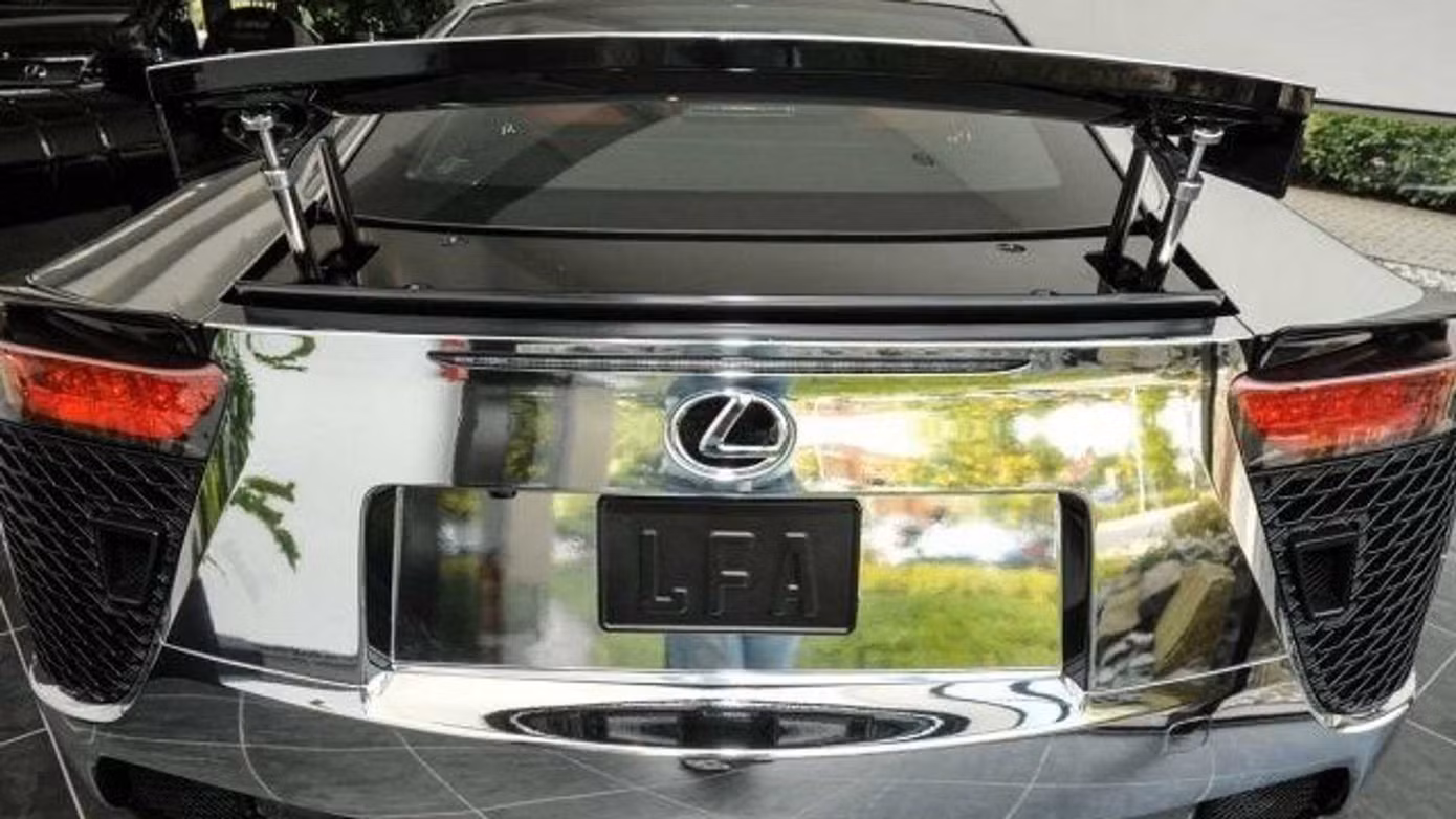 Siêu xe Lexus LFA cũ được bán giá hơn 1 triệu euro ảnh 4