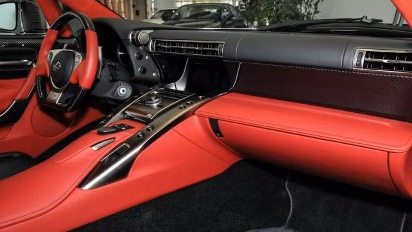 Siêu xe Lexus LFA cũ được bán giá hơn 1 triệu euro ảnh 7