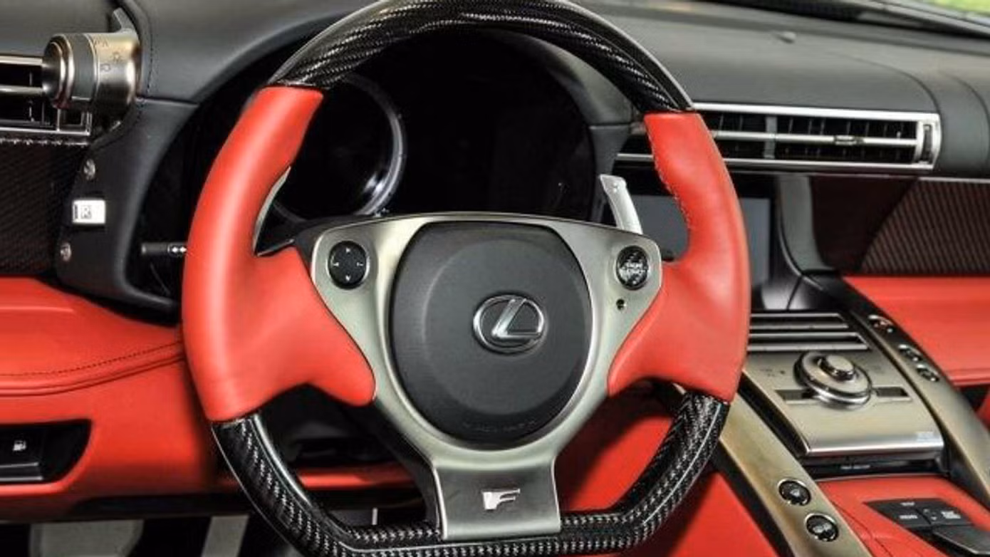 Siêu xe Lexus LFA cũ được bán giá hơn 1 triệu euro ảnh 6