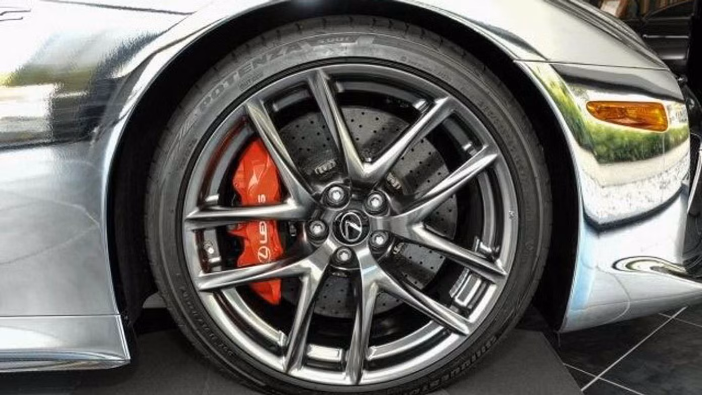 Siêu xe Lexus LFA cũ được bán giá hơn 1 triệu euro ảnh 3