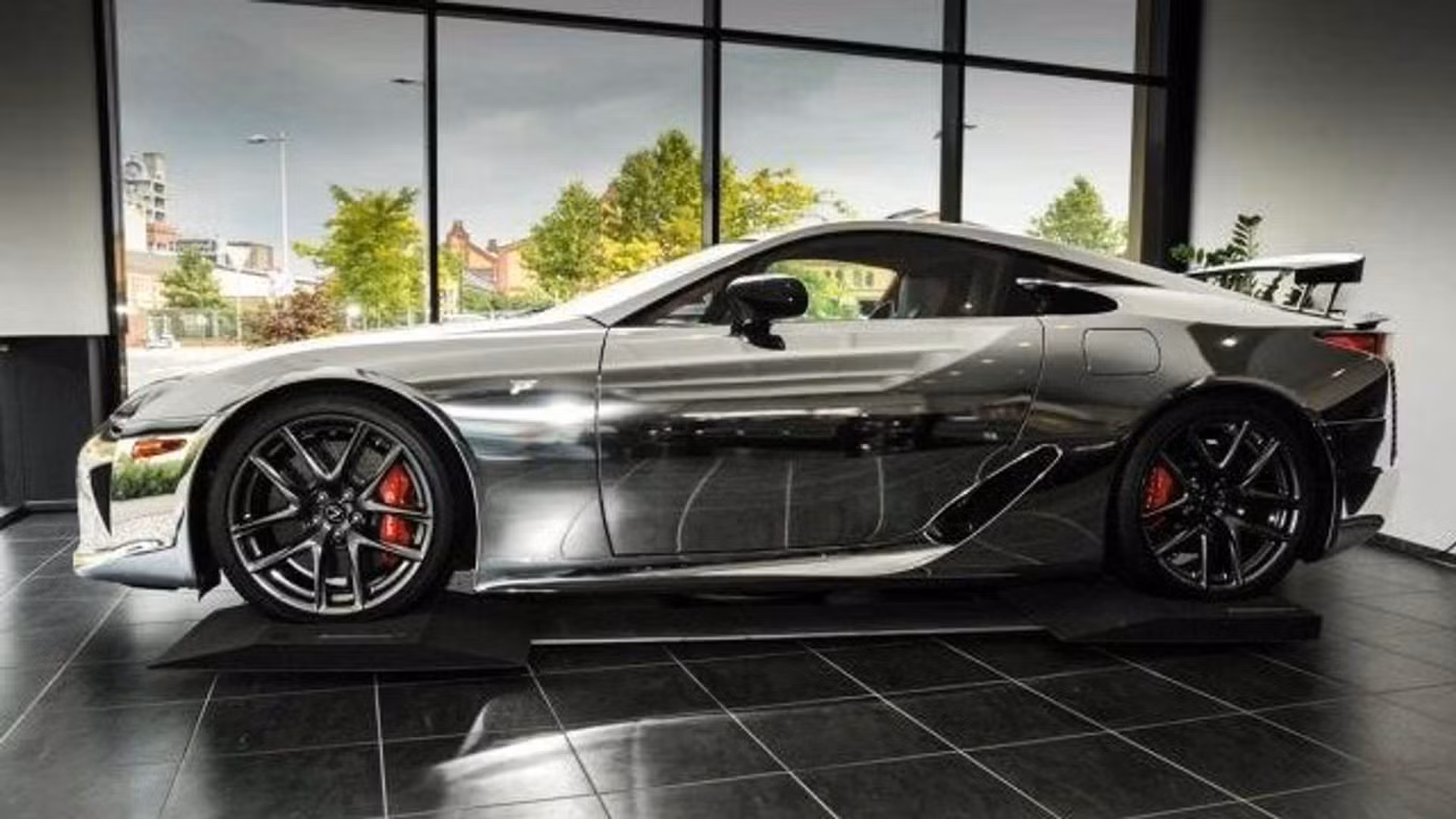 Siêu xe Lexus LFA cũ được bán giá hơn 1 triệu euro ảnh 1