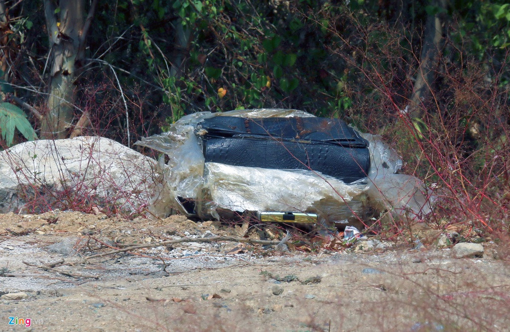 Cận cảnh công an mở vali quấn băng keo chứa thi thể người ảnh 4