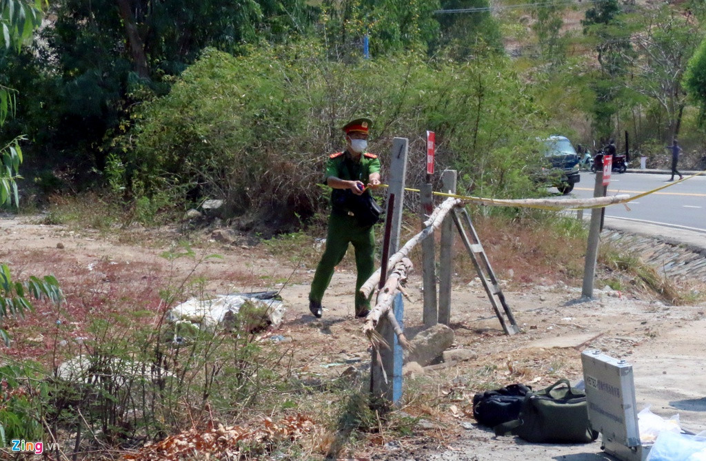 Cận cảnh công an mở vali quấn băng keo chứa thi thể người ảnh 5