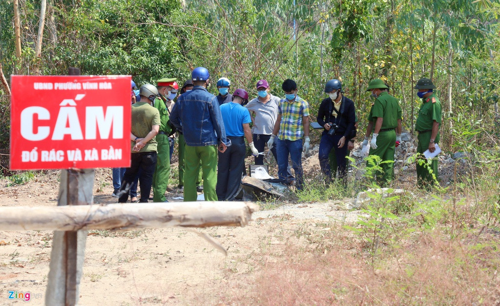 Cận cảnh công an mở vali quấn băng keo chứa thi thể người ảnh 8
