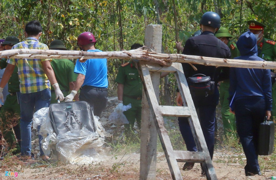 Cận cảnh công an mở vali quấn băng keo chứa thi thể người ảnh 6
