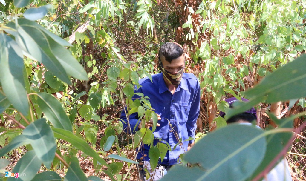 Cận cảnh công an mở vali quấn băng keo chứa thi thể người ảnh 2