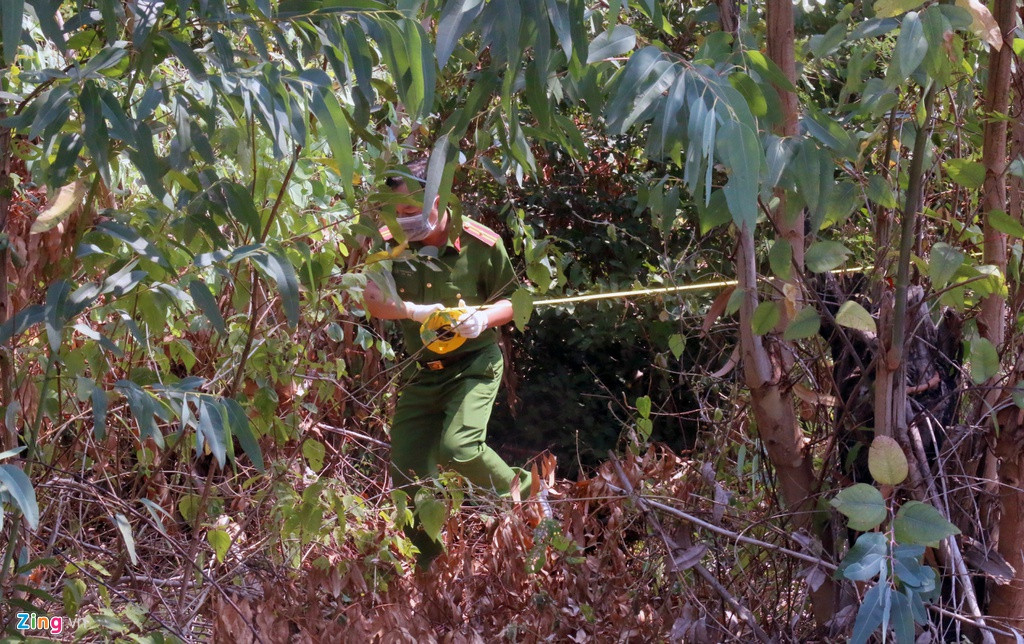 Cận cảnh công an mở vali quấn băng keo chứa thi thể người ảnh 3