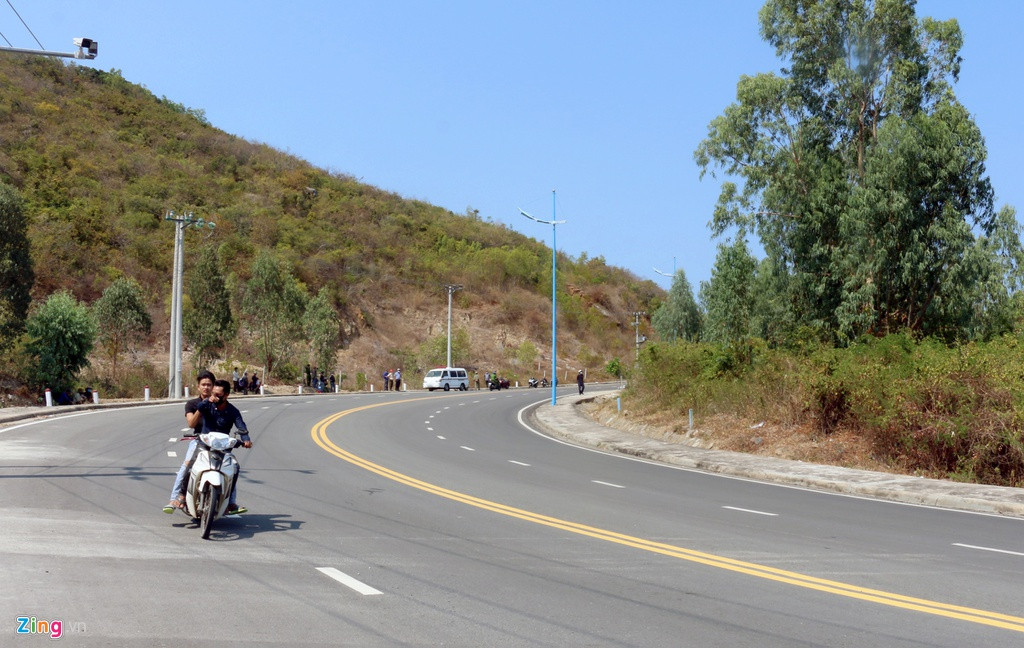 Cận cảnh công an mở vali quấn băng keo chứa thi thể người ảnh 1