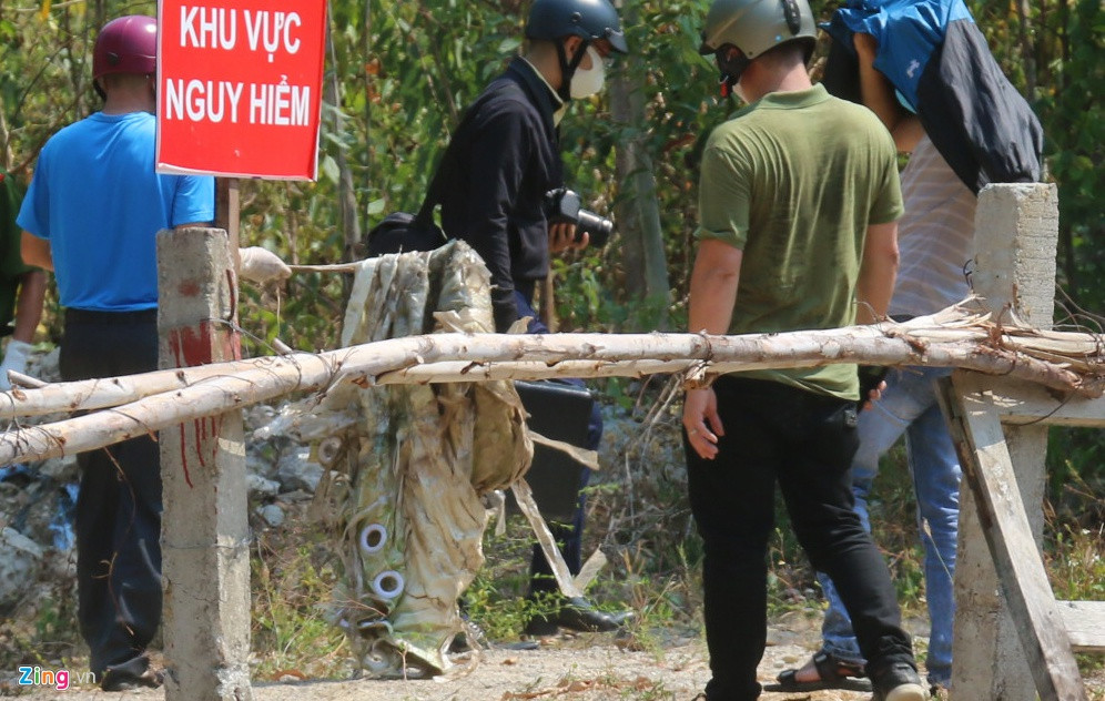 Cận cảnh công an mở vali quấn băng keo chứa thi thể người ảnh 7