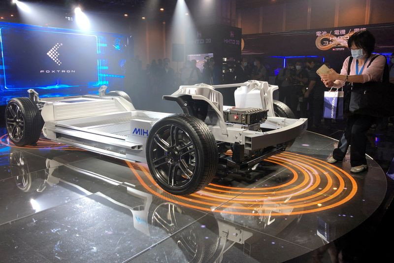 Foxconn bắt tay VinFast sản xuất pin, phụ tùng cho ôtô điện? ảnh 1