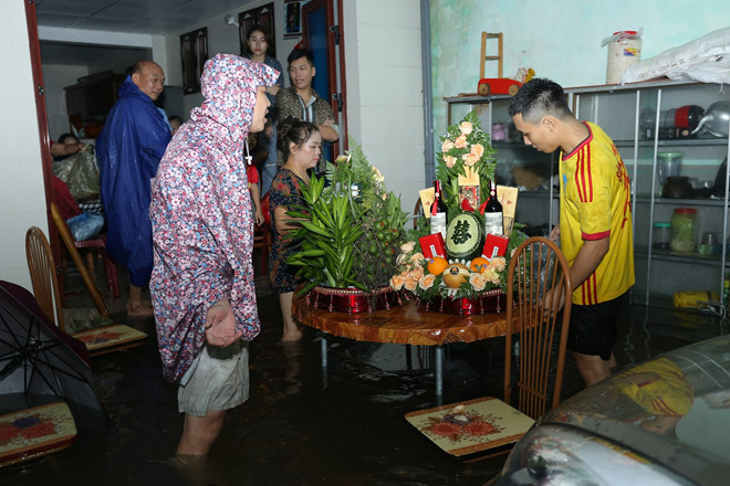 Ăn hỏi đúng ngày ngập lụt, nhà trai dùng phao chở sính lễ sang nhà gái ảnh 2