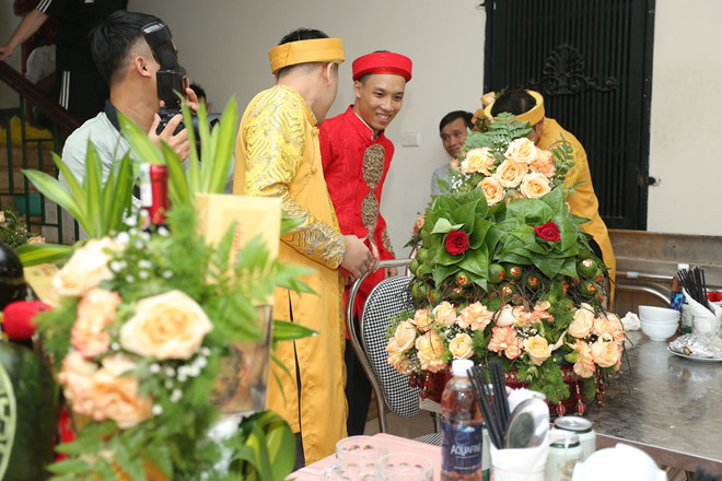 Ăn hỏi đúng ngày ngập lụt, nhà trai dùng phao chở sính lễ sang nhà gái ảnh 6