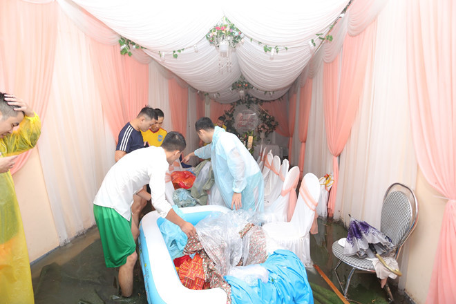 Ăn hỏi đúng ngày ngập lụt, nhà trai dùng phao chở sính lễ sang nhà gái ảnh 5