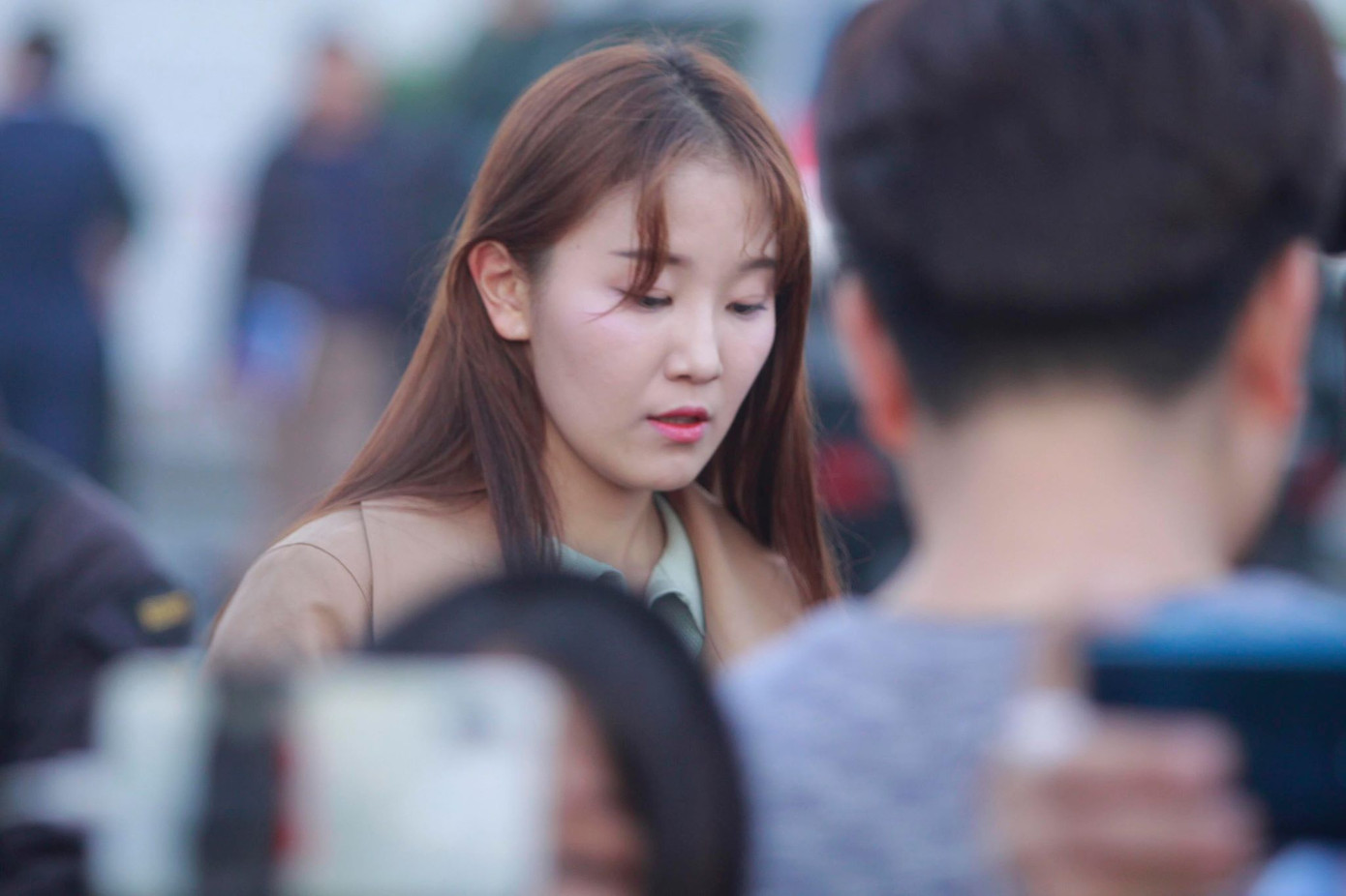 Nữ phóng viên Hàn xinh tươi đến đón đoàn quân HLV Park Hang-seo ảnh 1