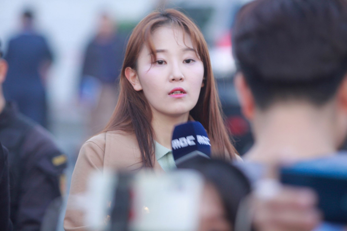 Nữ phóng viên Hàn xinh tươi đến đón đoàn quân HLV Park Hang-seo ảnh 2