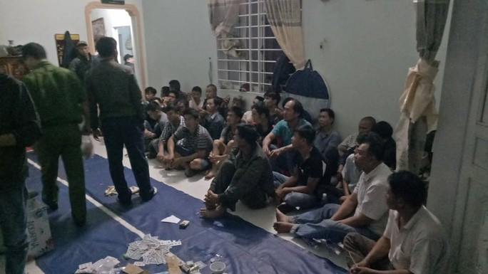 Tạm giữ hình sự 34 đối tượng tham gia sòng bạc lớn ảnh 1