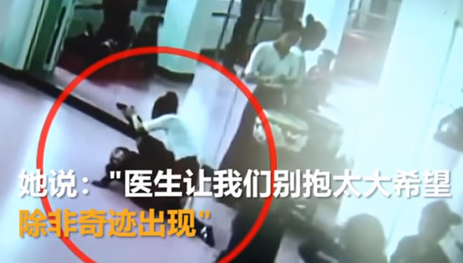 Bé gái 6 tuổi liệt nửa người sau khi tập uốn dẻo với cô giáo ảnh 1