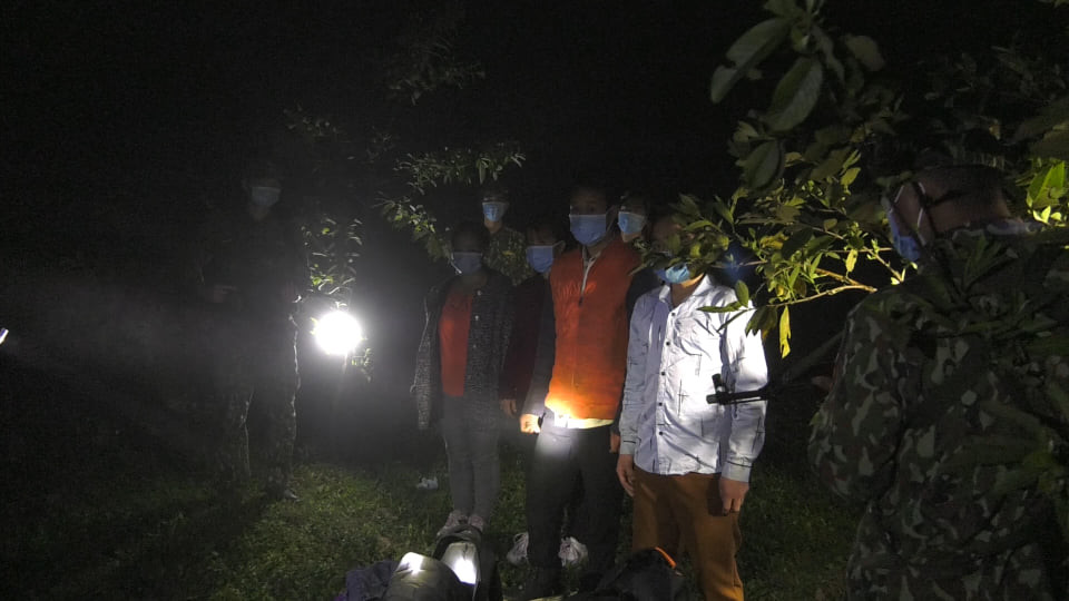 Ngăn chặn 16 người vượt biên trái phép ảnh 2