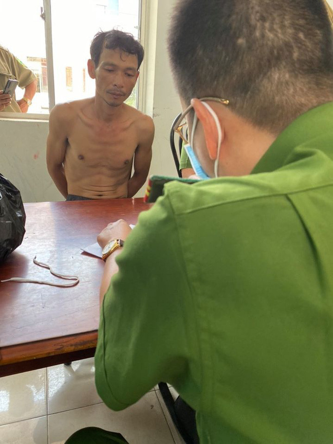 Tưới xăng đốt phòng trọ người tình trong đêm, 2 mẹ con bỏng nặng ảnh 1