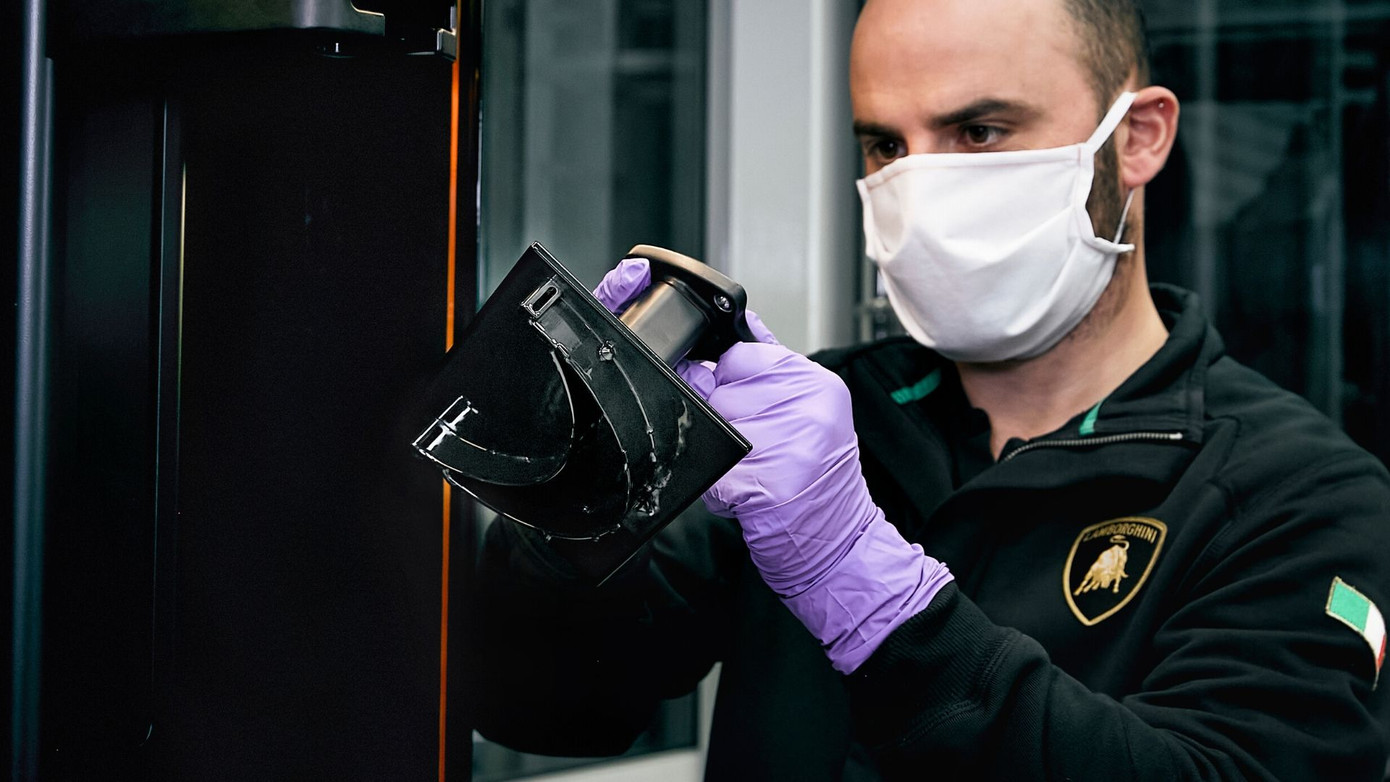 Lamborghini chuyển sang sản xuất khẩu trang ảnh 4