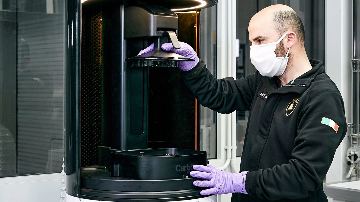 Lamborghini chuyển sang sản xuất khẩu trang ảnh 3