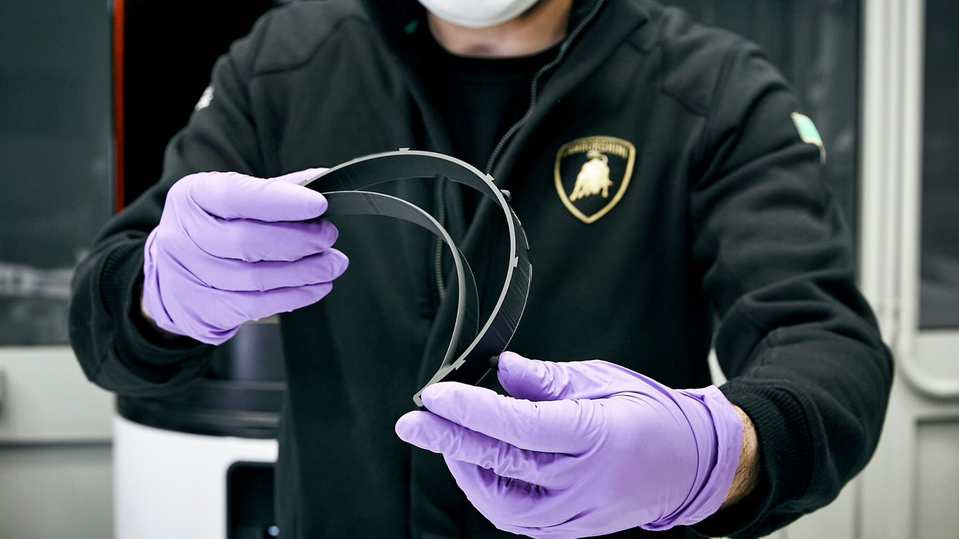 Lamborghini chuyển sang sản xuất khẩu trang ảnh 5