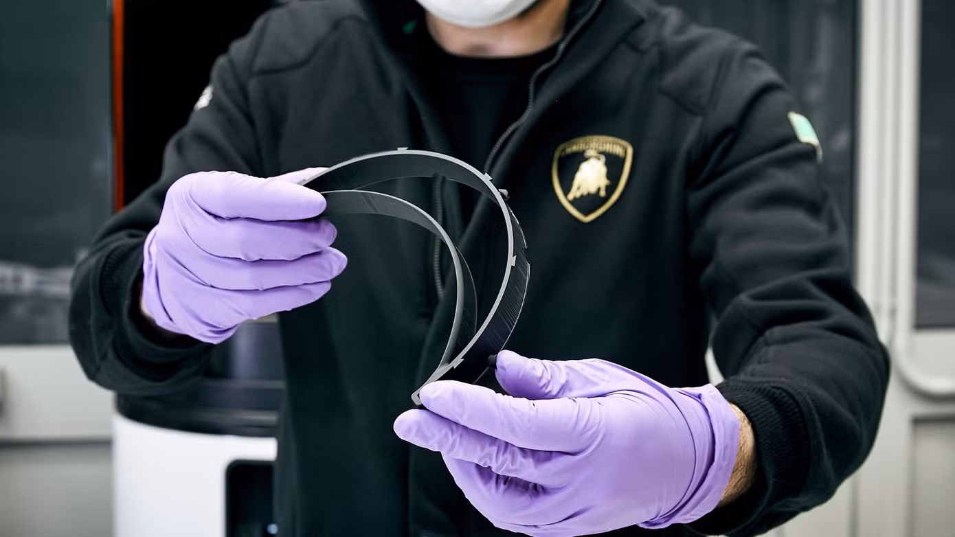 Lamborghini chuyển sang sản xuất khẩu trang ảnh 5