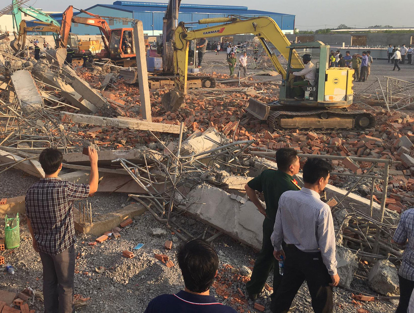 Sập nhà xưởng ở Đồng Nai, ít nhất 10 người tử vong ảnh 1