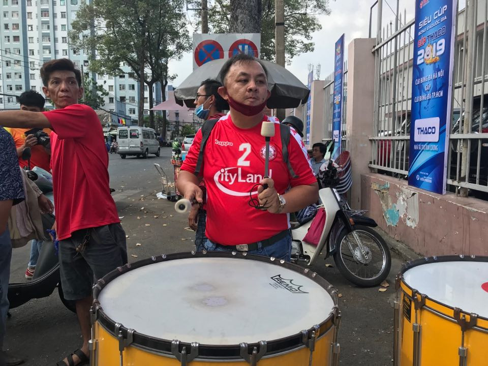 Những cổ động viên siêu may mắn ở Siêu cúp Quốc gia-cúp THACO 2019 ảnh 4