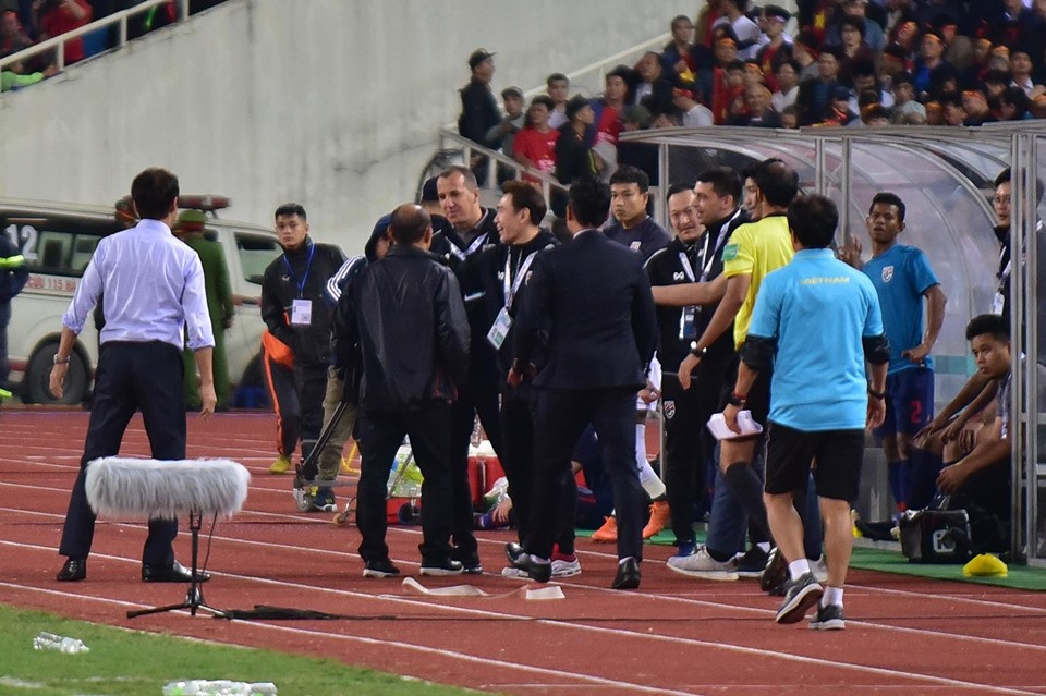 Việt Nam đấu Thái Lan, vạn người nhuộm đỏ phố Nguyễn Huệ ảnh 25