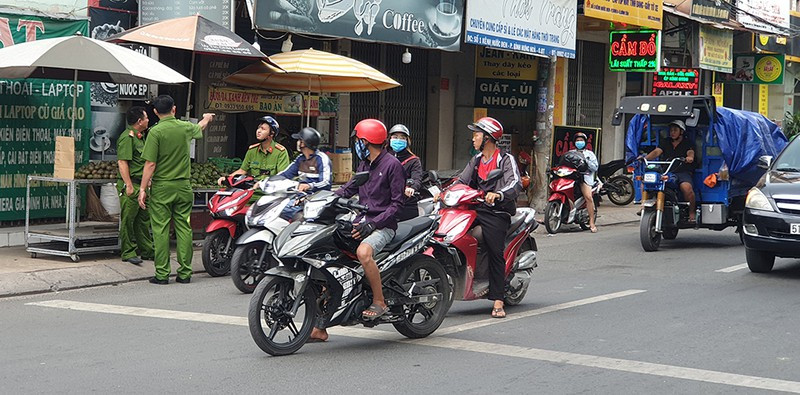 Nghi can trộm xe đâm trọng thương nhiều người dân ảnh 2