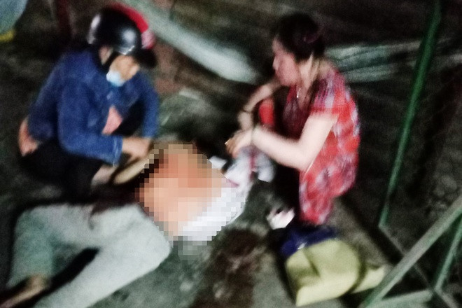 Con trai đâm gục người đàn ông dùng búa đánh mẹ ảnh 1