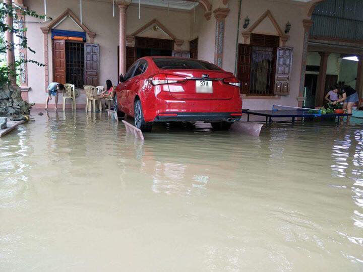 Chủ xe ở Nghệ An chống ngập cho ôtô nhờ ghế đá và gạch ảnh 2