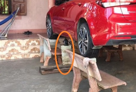 Chủ xe ở Nghệ An chống ngập cho ôtô nhờ ghế đá và gạch ảnh 3