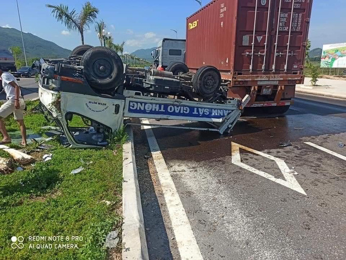 Bị đầu kéo tông từ phía sau, ô tô của CSGT lật, 2 cán bộ bị thương ảnh 2