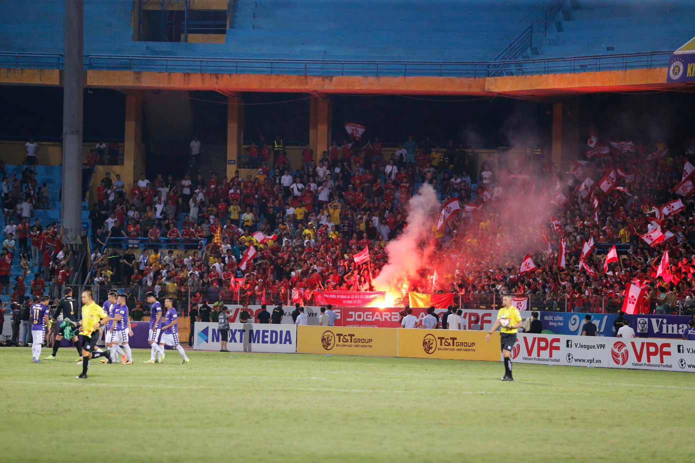 Pháo sáng 'tái xuất' ở Hàng Đẫy, khói mịt mù sân bóng ảnh 8