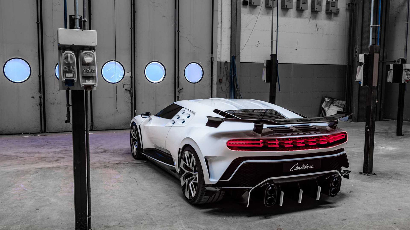 Ronaldo tậu siêu xe Bugatti mừng chức vô địch Serie A ảnh 1