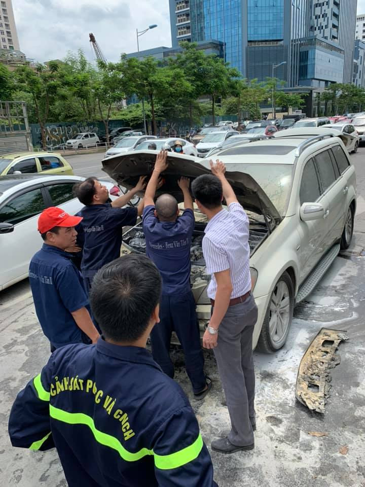 Xe sang Mercedes-Benz GL 350 bốc cháy trên phố Hà Nội ảnh 1
