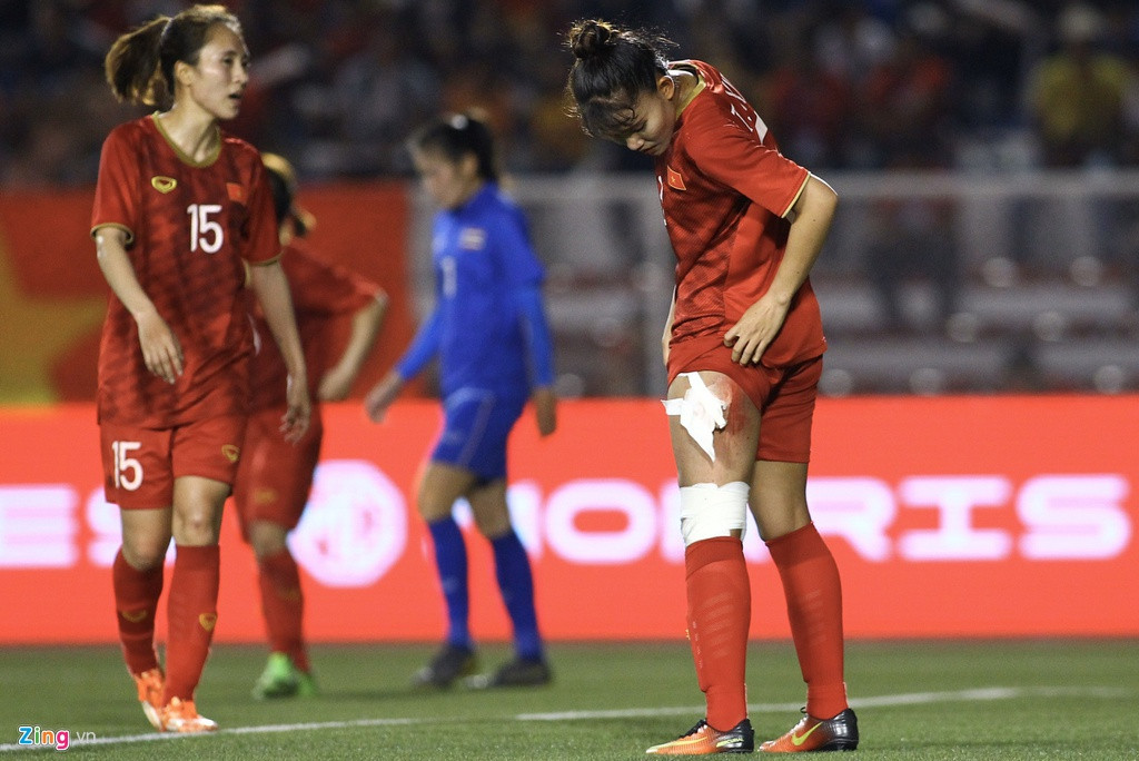Chân rướm máu, cầu thủ nữ Việt Nam nén đau đá trận chung kết vs Thái Lan ảnh 4