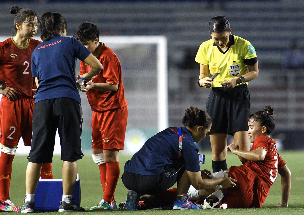 Chân rướm máu, cầu thủ nữ Việt Nam nén đau đá trận chung kết vs Thái Lan ảnh 2