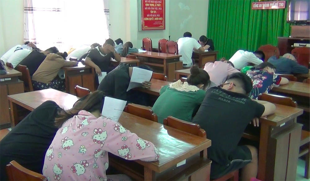 Cảnh sát đột kích bắt 50 nam thanh nữ tú thác loạn trong khách sạn ảnh 4